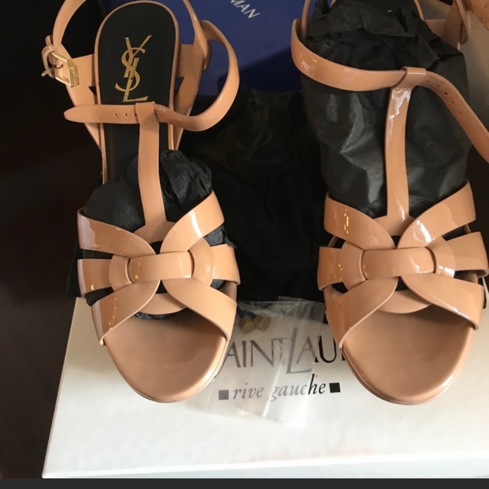 Yves Saint Laurent Nude Patent Leather T-Strap Sandals